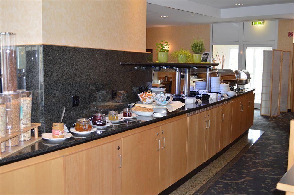 Ramada by Wyndham Hannover Laatzen Bagian luar foto