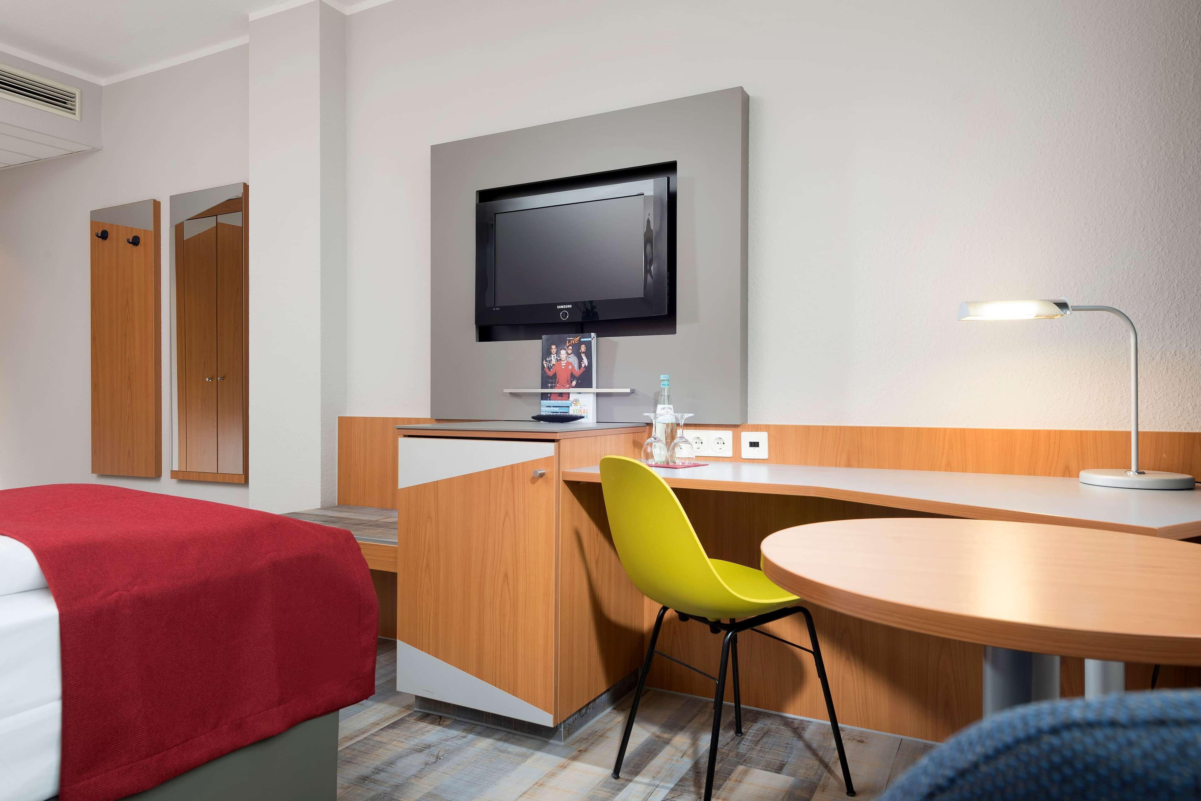 Ramada by Wyndham Hannover Laatzen Bagian luar foto