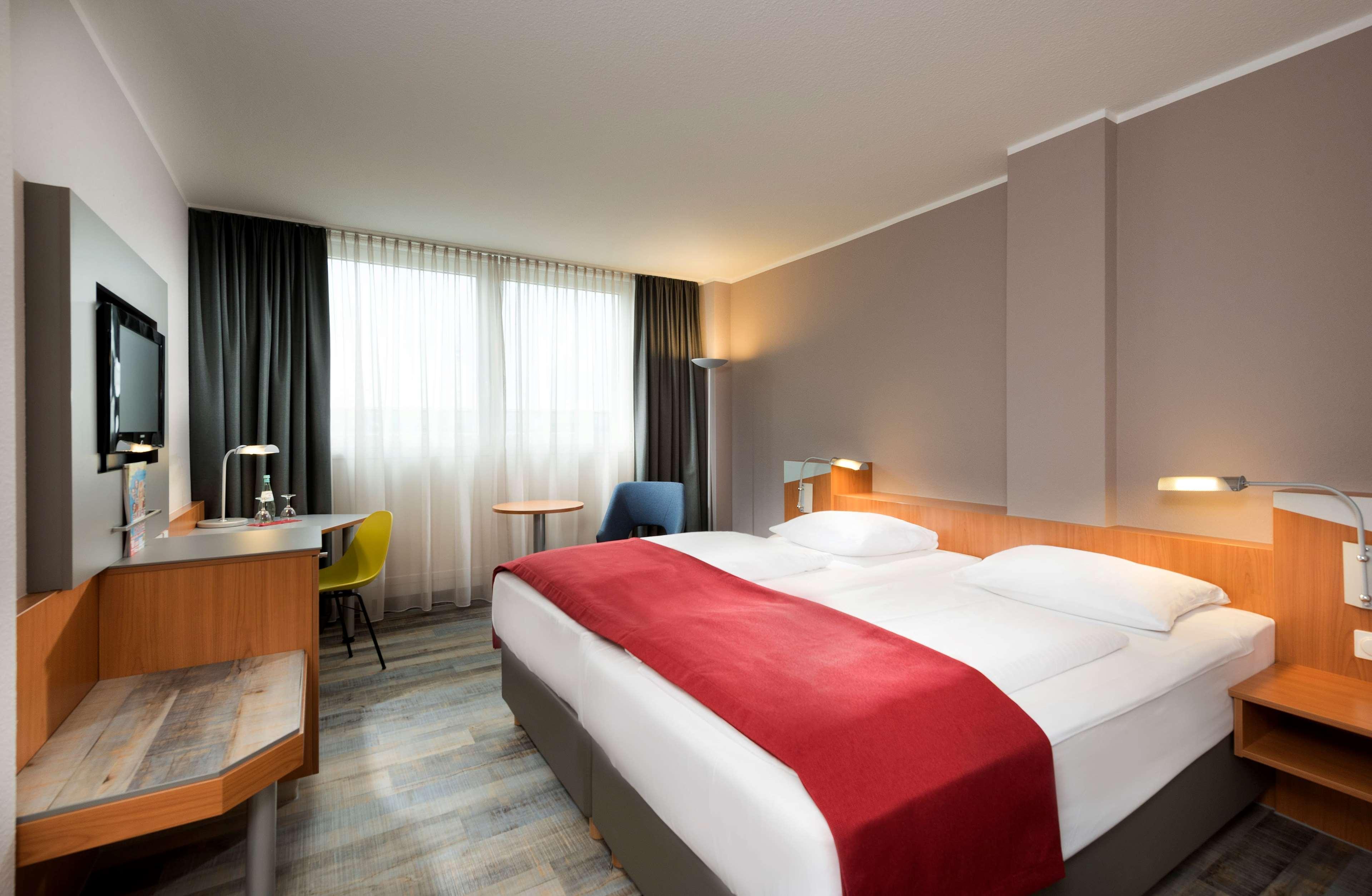 Ramada by Wyndham Hannover Laatzen Bagian luar foto