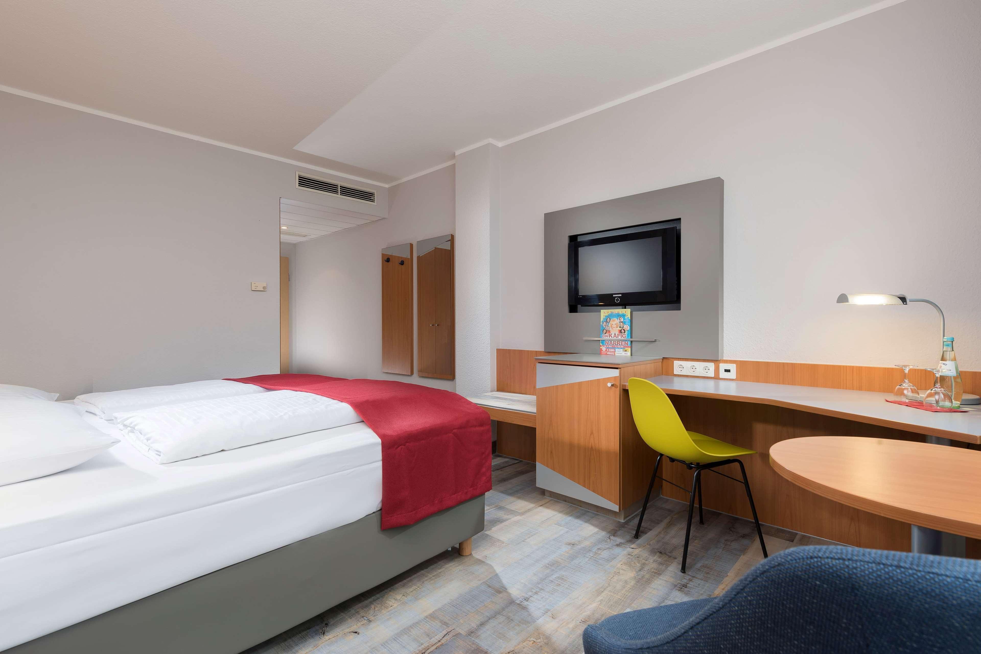 Ramada by Wyndham Hannover Laatzen Bagian luar foto