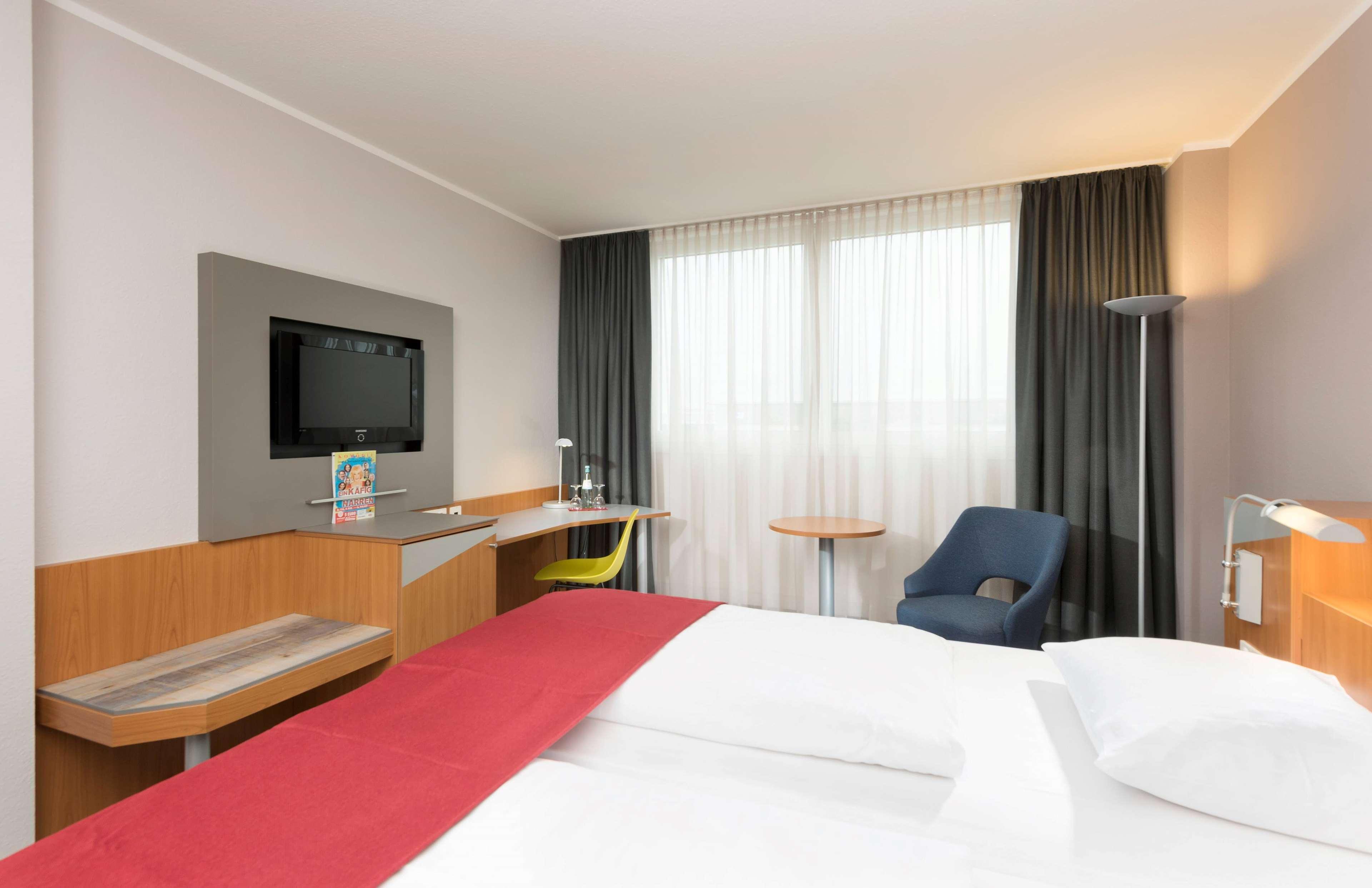 Ramada by Wyndham Hannover Laatzen Bagian luar foto