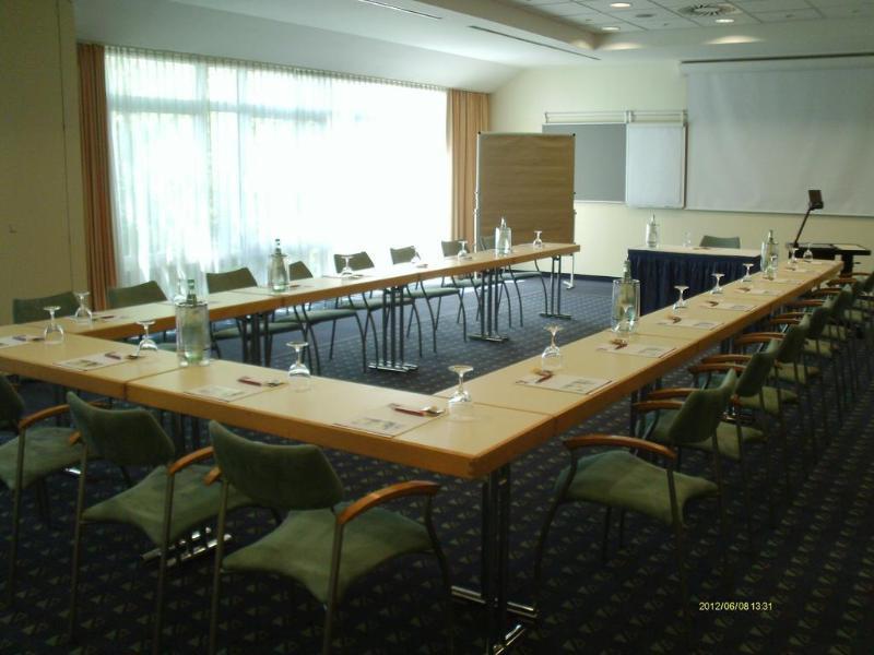 Ramada by Wyndham Hannover Laatzen Bagian luar foto