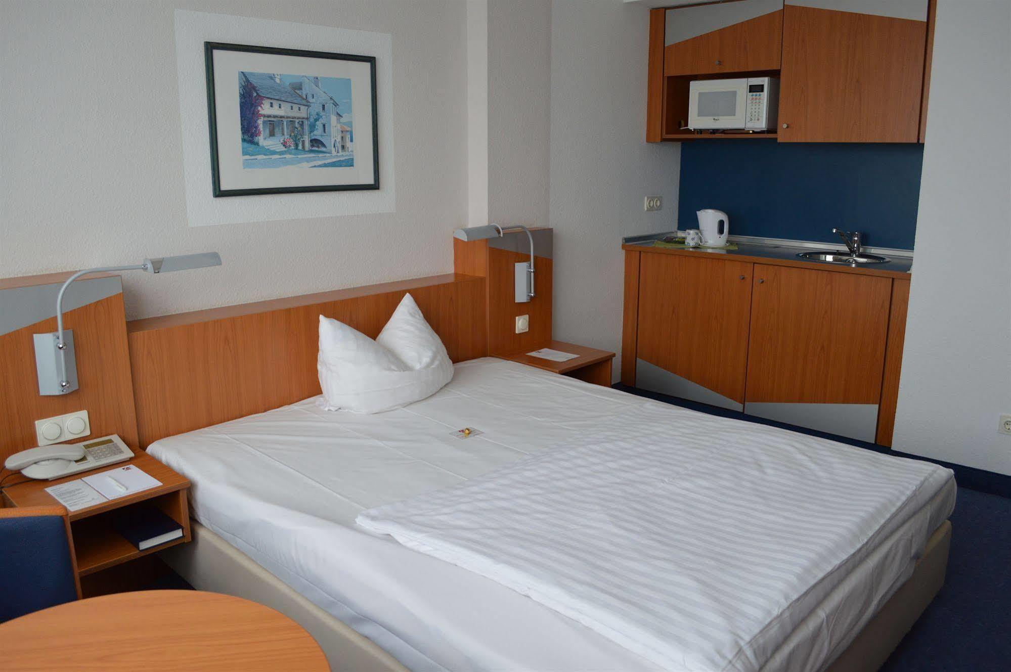 Ramada by Wyndham Hannover Laatzen Bagian luar foto