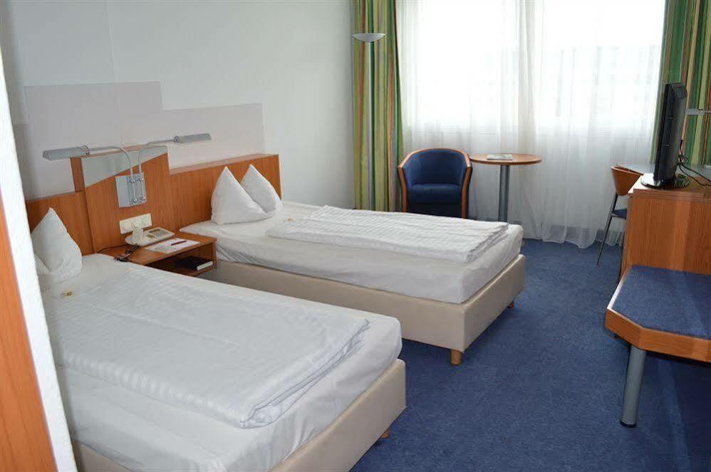 Ramada by Wyndham Hannover Laatzen Bagian luar foto