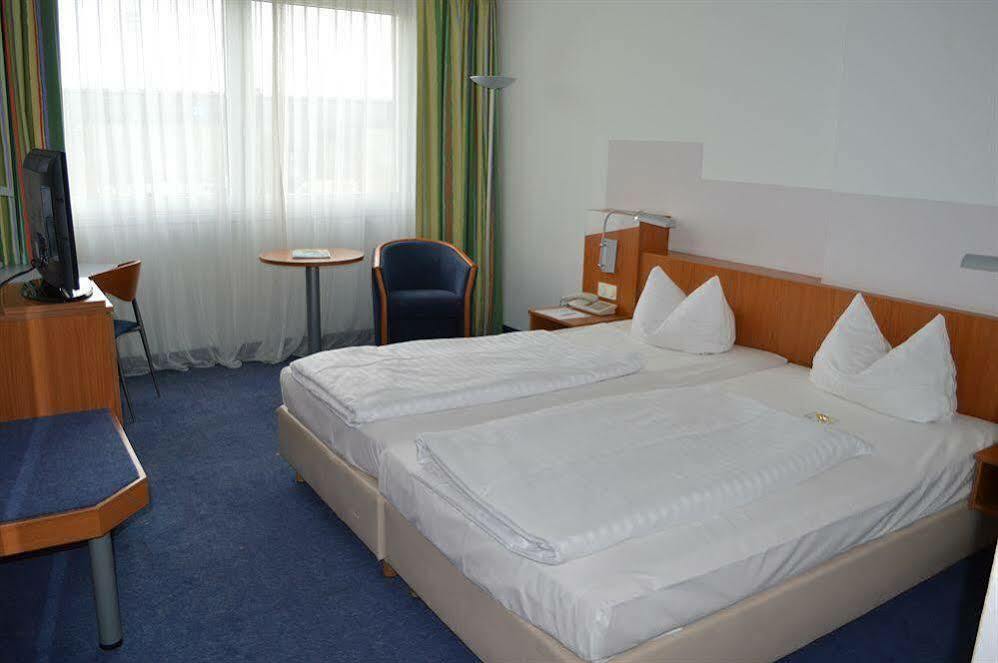 Ramada by Wyndham Hannover Laatzen Bagian luar foto