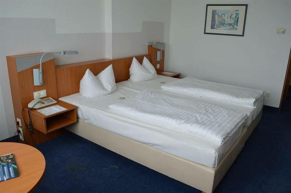 Ramada by Wyndham Hannover Laatzen Bagian luar foto