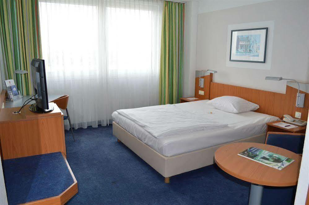 Ramada by Wyndham Hannover Laatzen Bagian luar foto