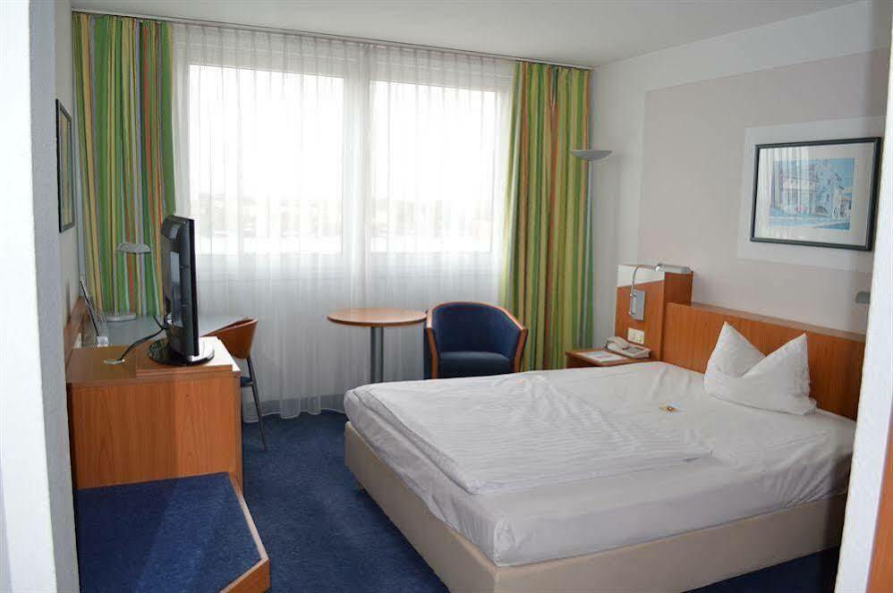 Ramada by Wyndham Hannover Laatzen Bagian luar foto